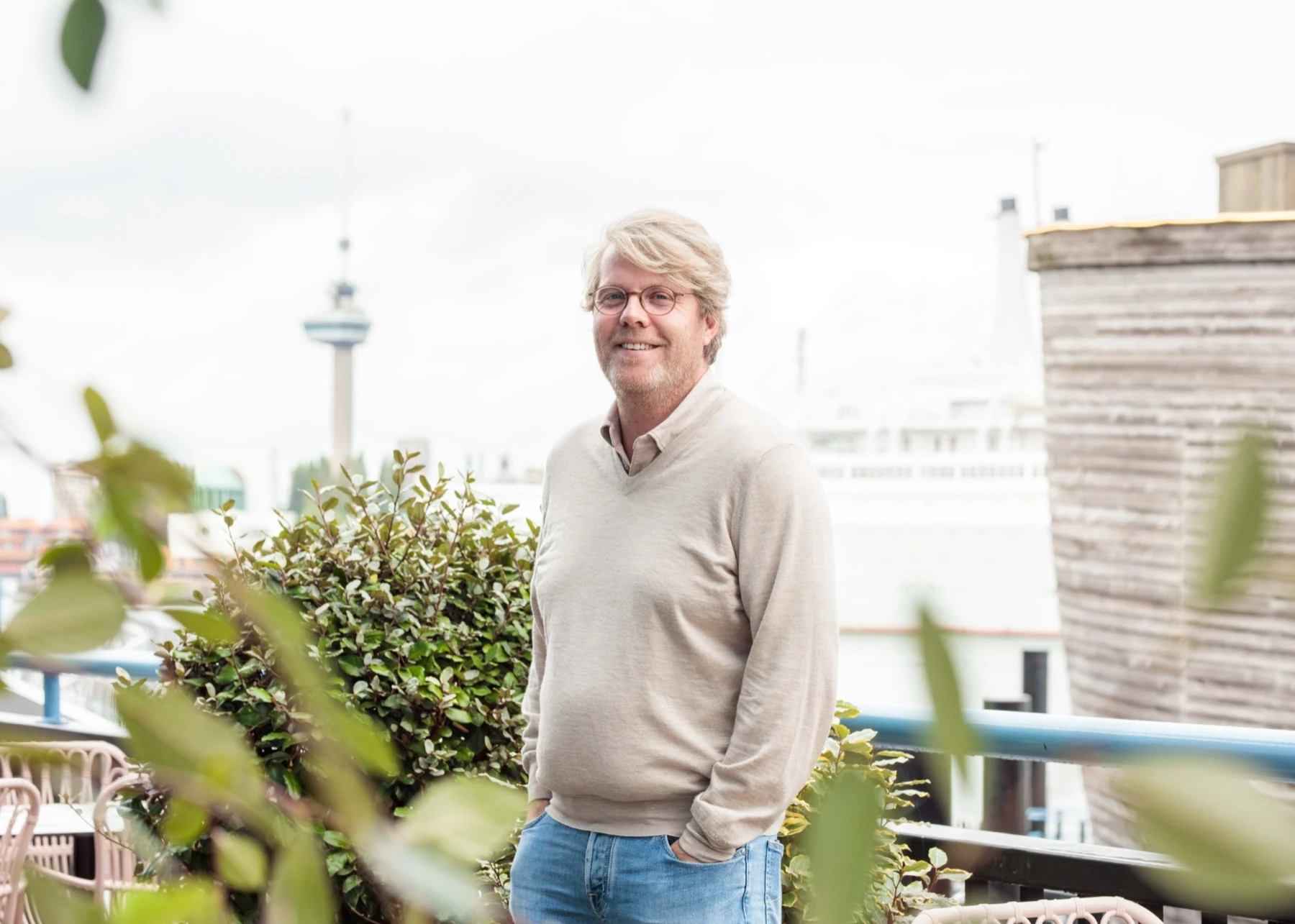 Wim Beelen op het terras van PIER40 aan de Maas